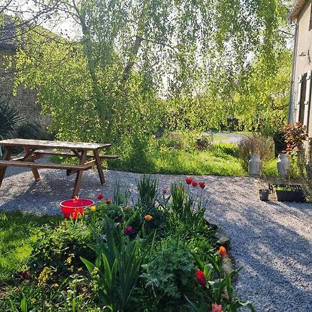 Chambres Et Gite Dans Un Lieu Calme Et Champetre Gourge Les Grippeaux Proche Parthenay المظهر الخارجي الصورة
